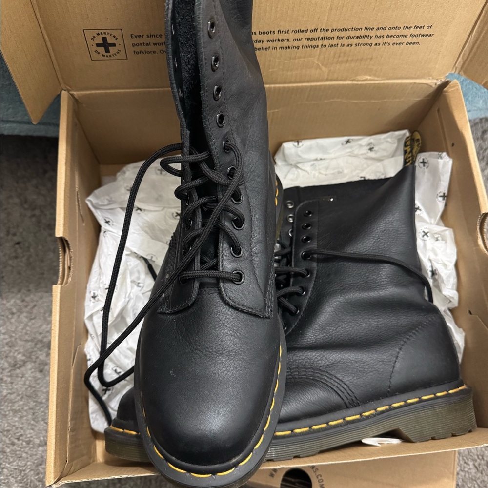 Dr. Martens Virginia leather